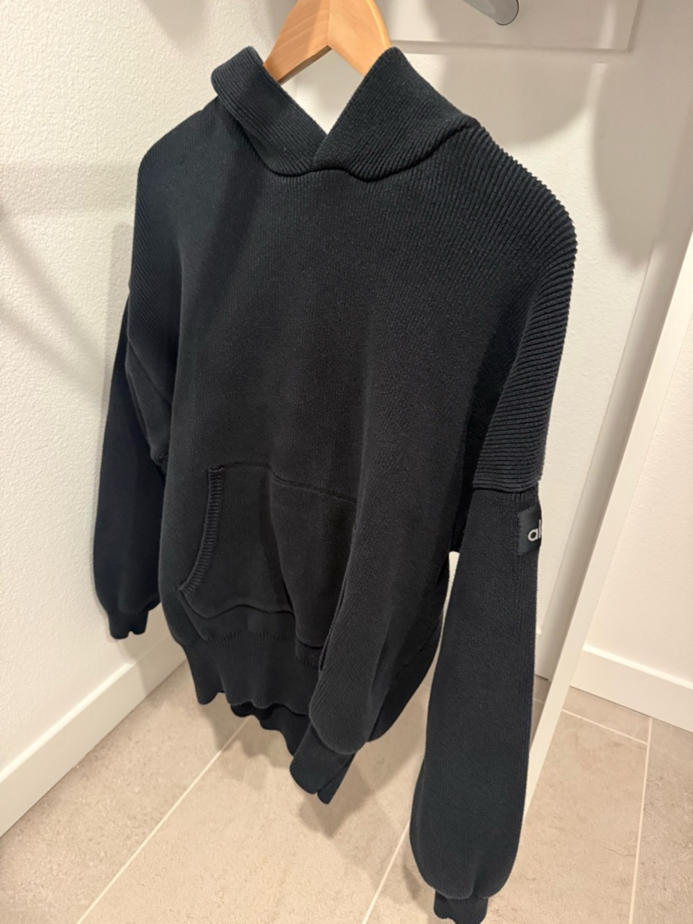 ALO Yoga Women’s Sweater w hoodie